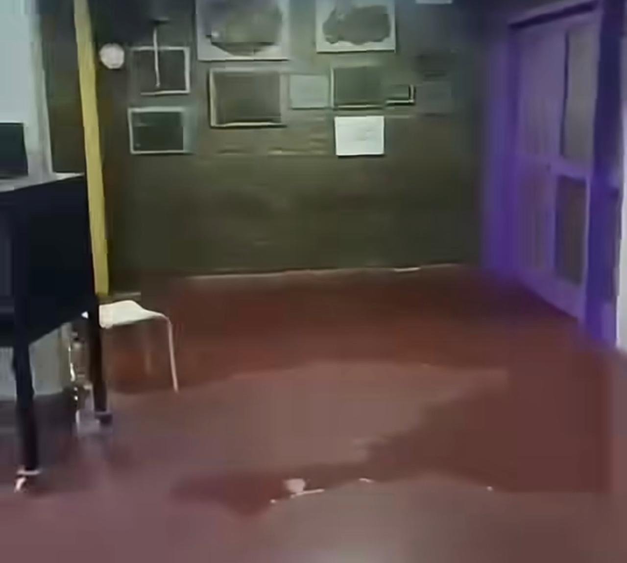 Filtraciones históricas e inundaciones: exigen al Municipio obras urgentes para la Escuela N° 53 con fondos de la educación