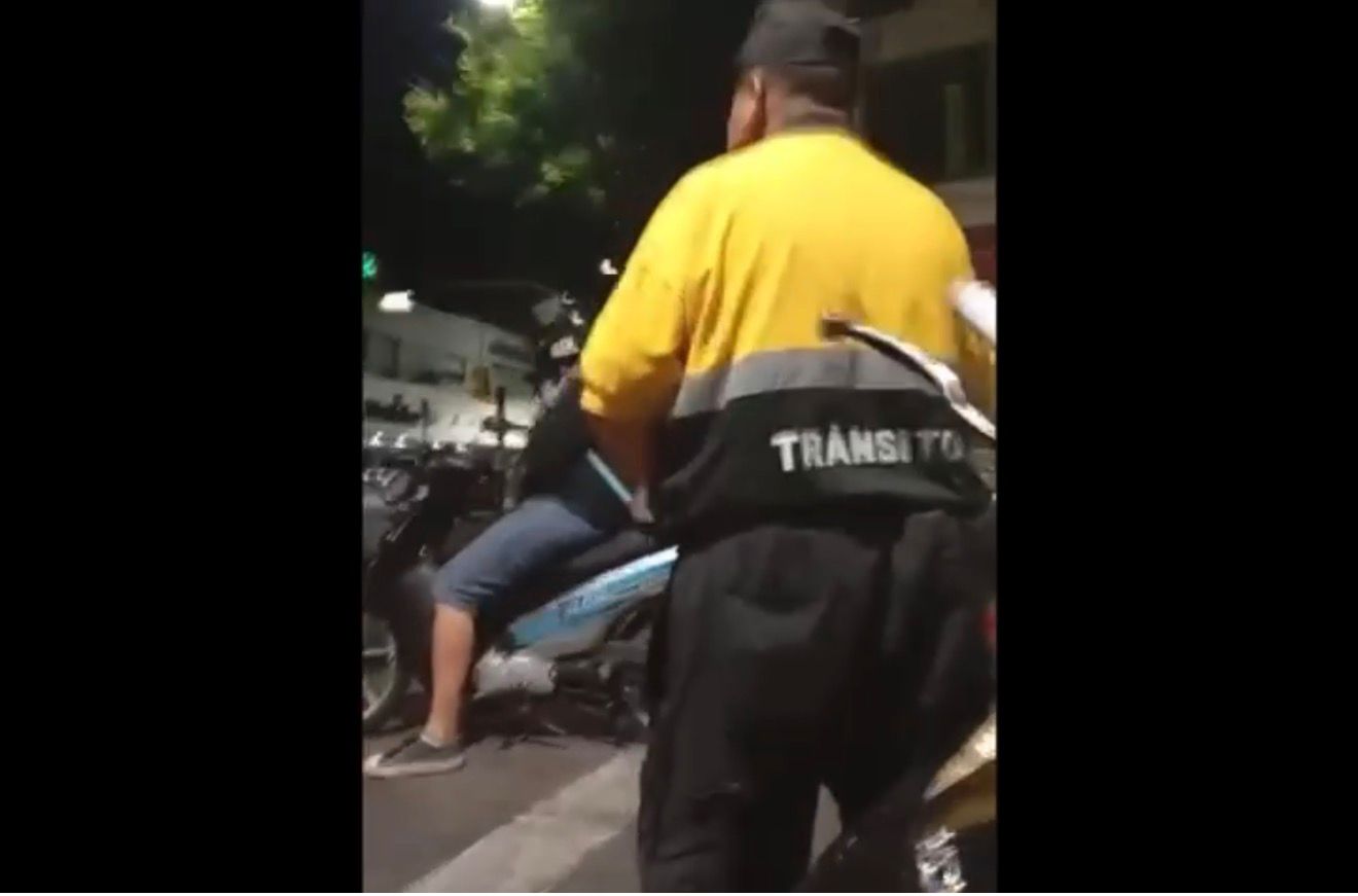 Motociclista denuncia que inspectores de transito lo hicieron caer