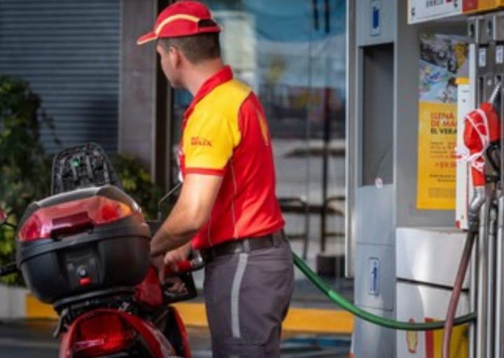 No le cargaron combustible por no usar casco y reaccionó a golpes contra un empleado