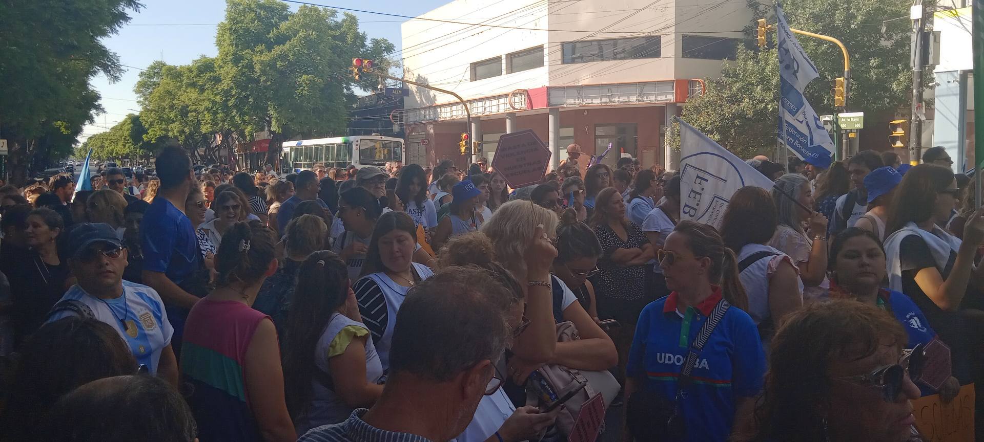 Docentes marcharon hasta la Fiscalía para visibilizar la violencia escolar