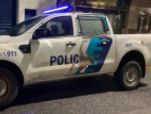 Lluvia de piedras contra un patrullero y un detenido