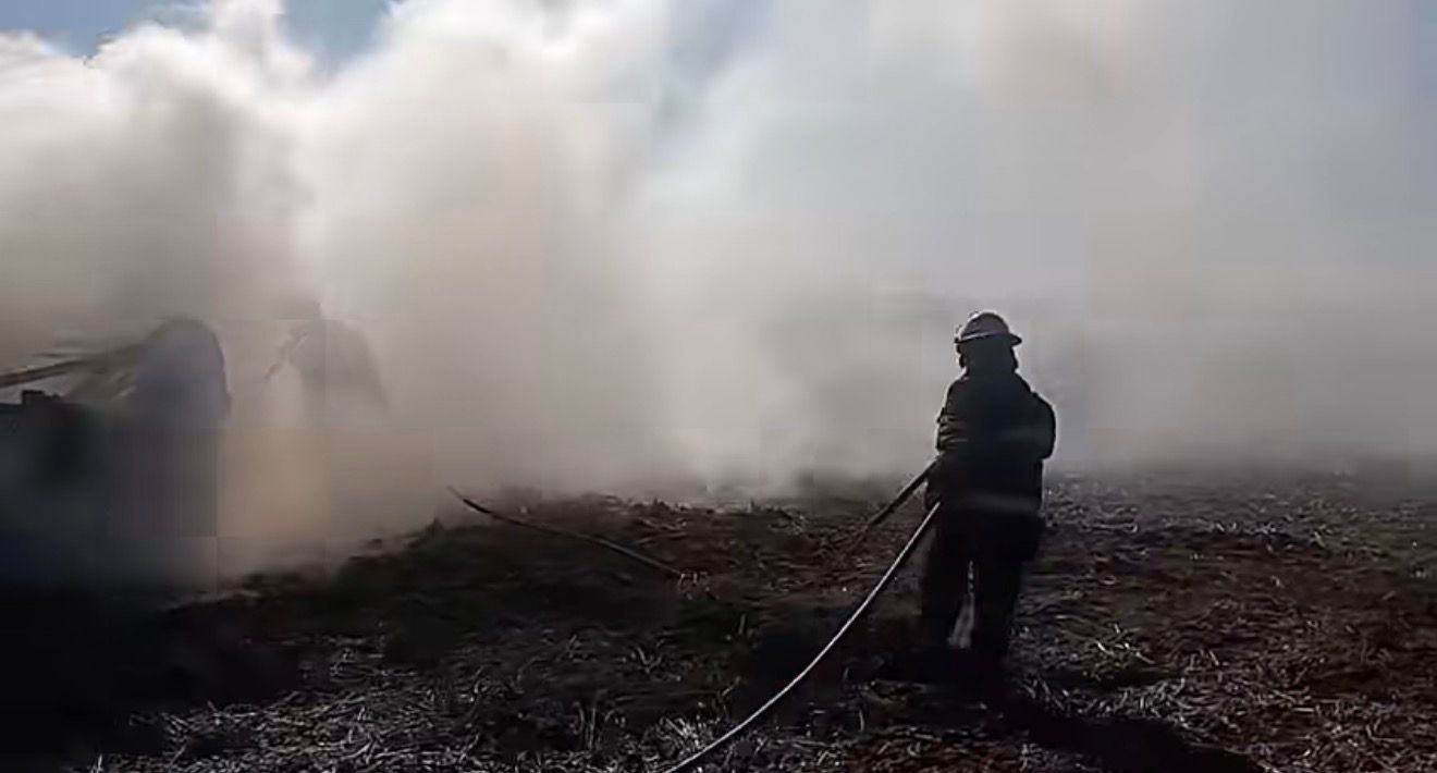 Ardió una cosechadora en zona rural: rápida intervención de Bomberos evitó daños mayores