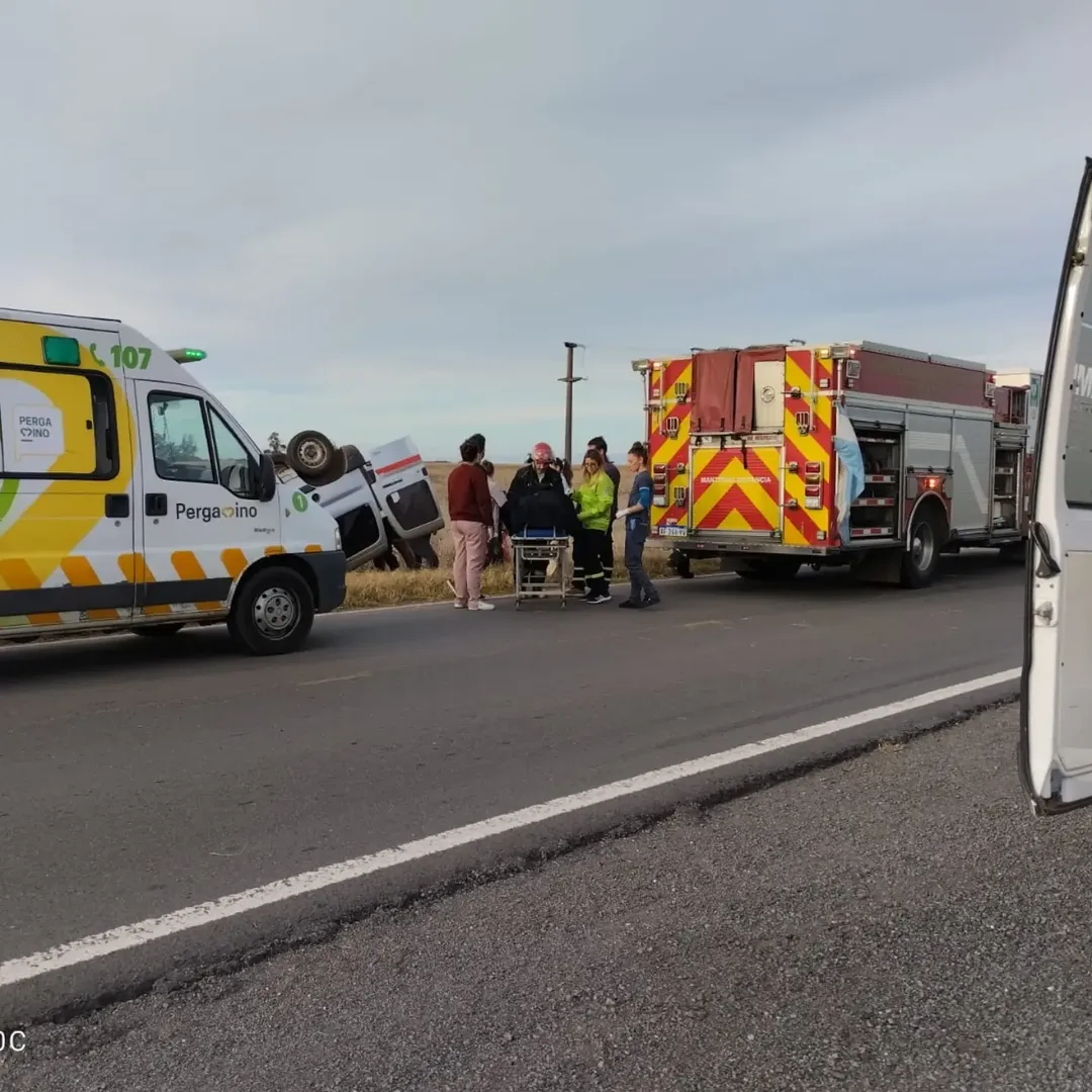Vuelco en Ruta 8: cuatro personas fueron trasladadas al Hospital