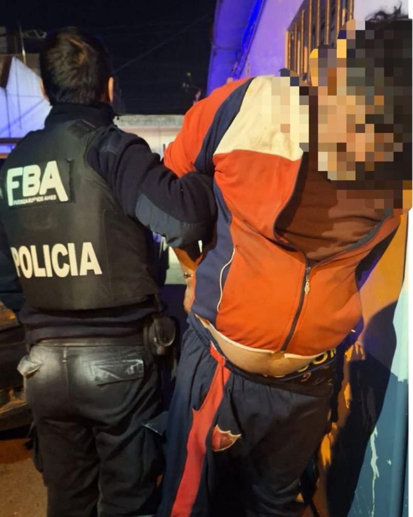 Intentó apuñalar a un policía durante un operativo y terminó detenido