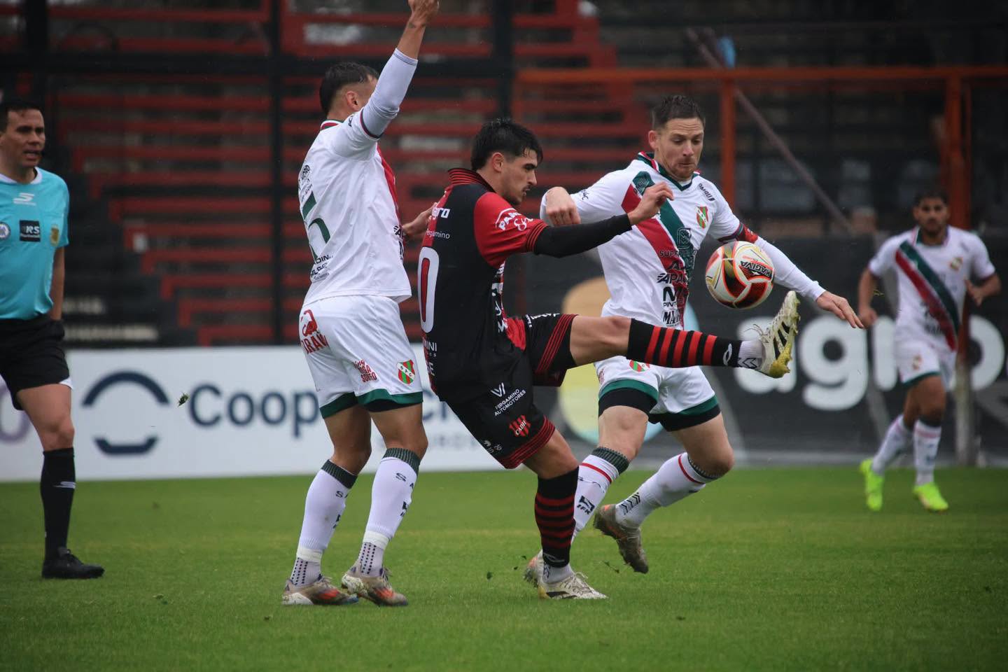 Douglas no pudo quebrar el cero pero sigue firme entre los protagonistas