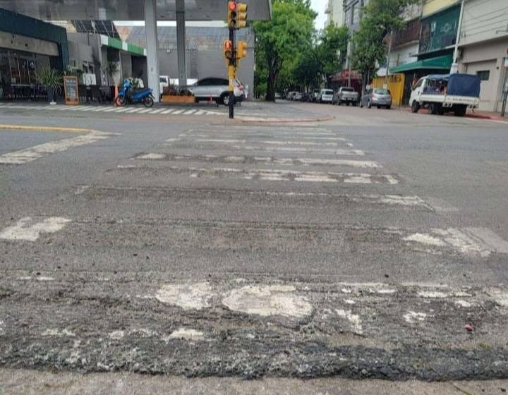 Fiore Pitrelli pidió retirar los carteles de máxima de 40 km/h y demarcar las sendas peatonales